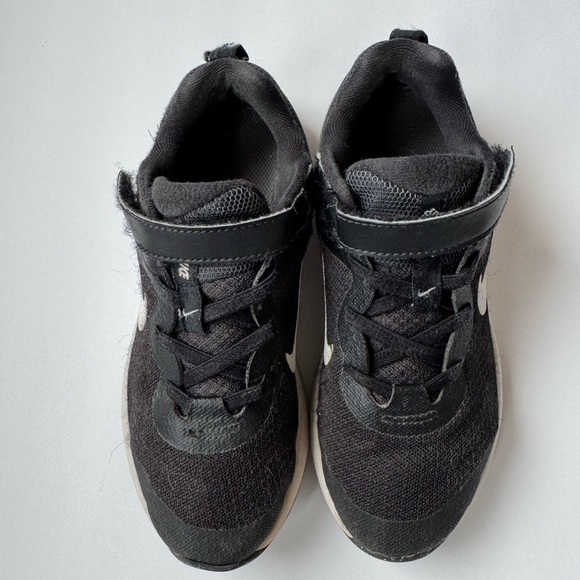 Nike Kids Black & White Sneakers - Picture 6 of 13